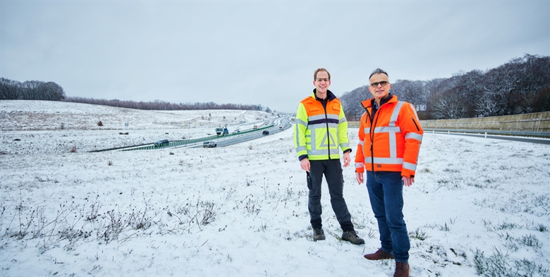 Joep en Nedo in winters weer langs een provinciale weg