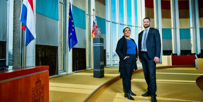 Sevda en Bram in de Statenzaal van het provinciehuis in Maastricht